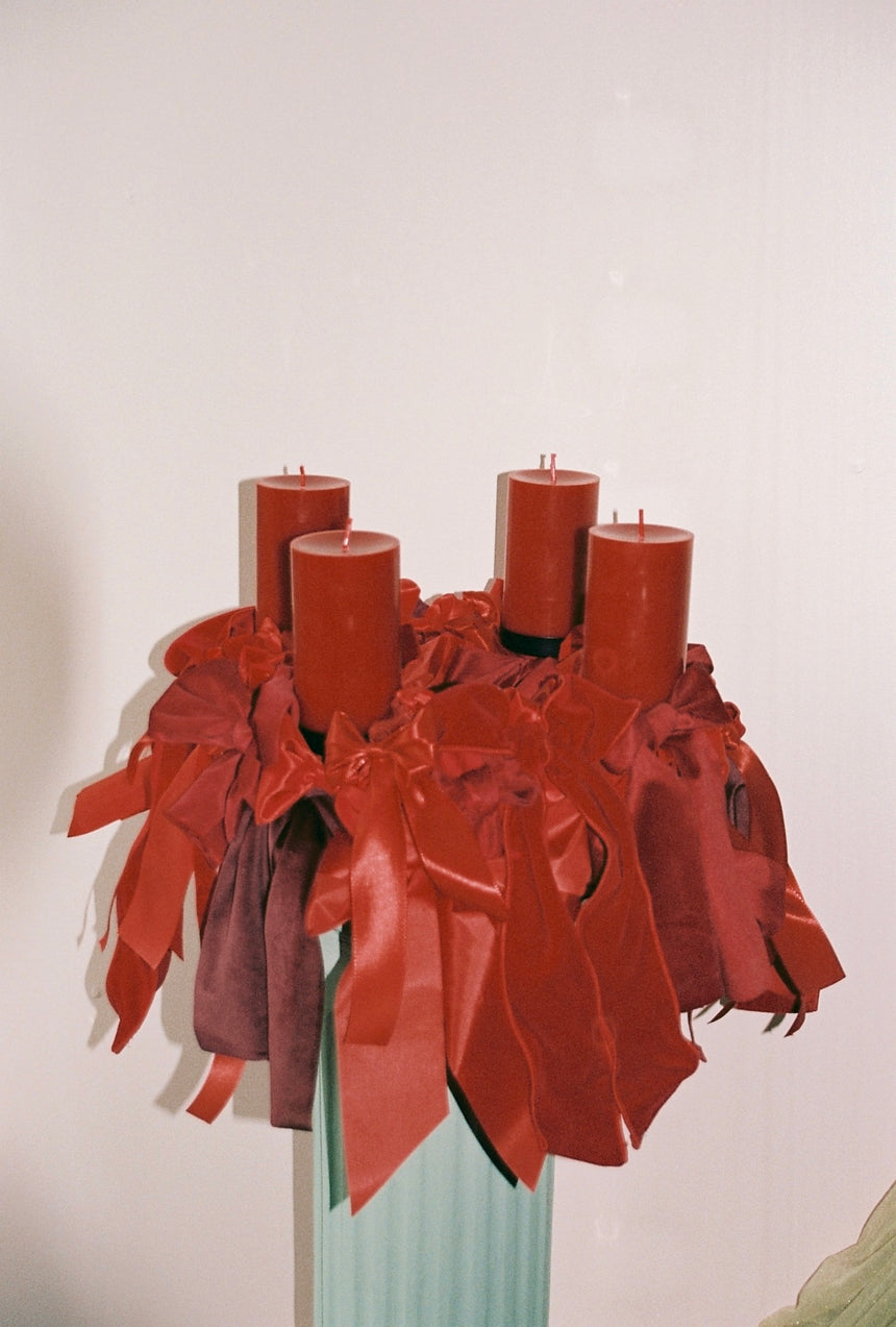 Adventskranz rote Samtschleifen