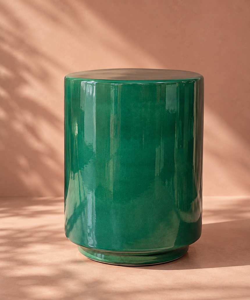 Emerald Stone grüner Hocker und Beistelltisch aus robustem Steingut vor warmem zartrosa Hintergrund