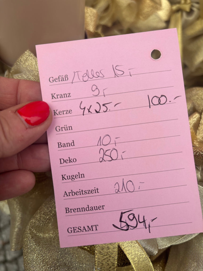 Advent wreath with gold ribbons