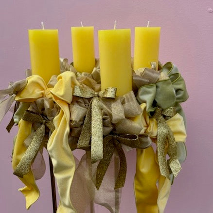 Adventskranz gelb-goldene Schleifen