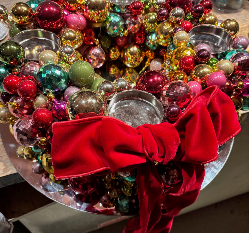 Adventskranz bunte Kugeln, rote Schleife