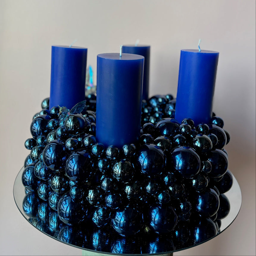 Adventskranz blaue Kugeln mit Kolibris