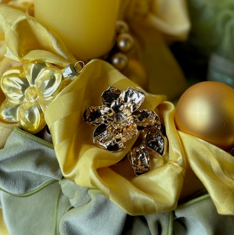 Advent wreath with yellow-green velvet bows and baubles