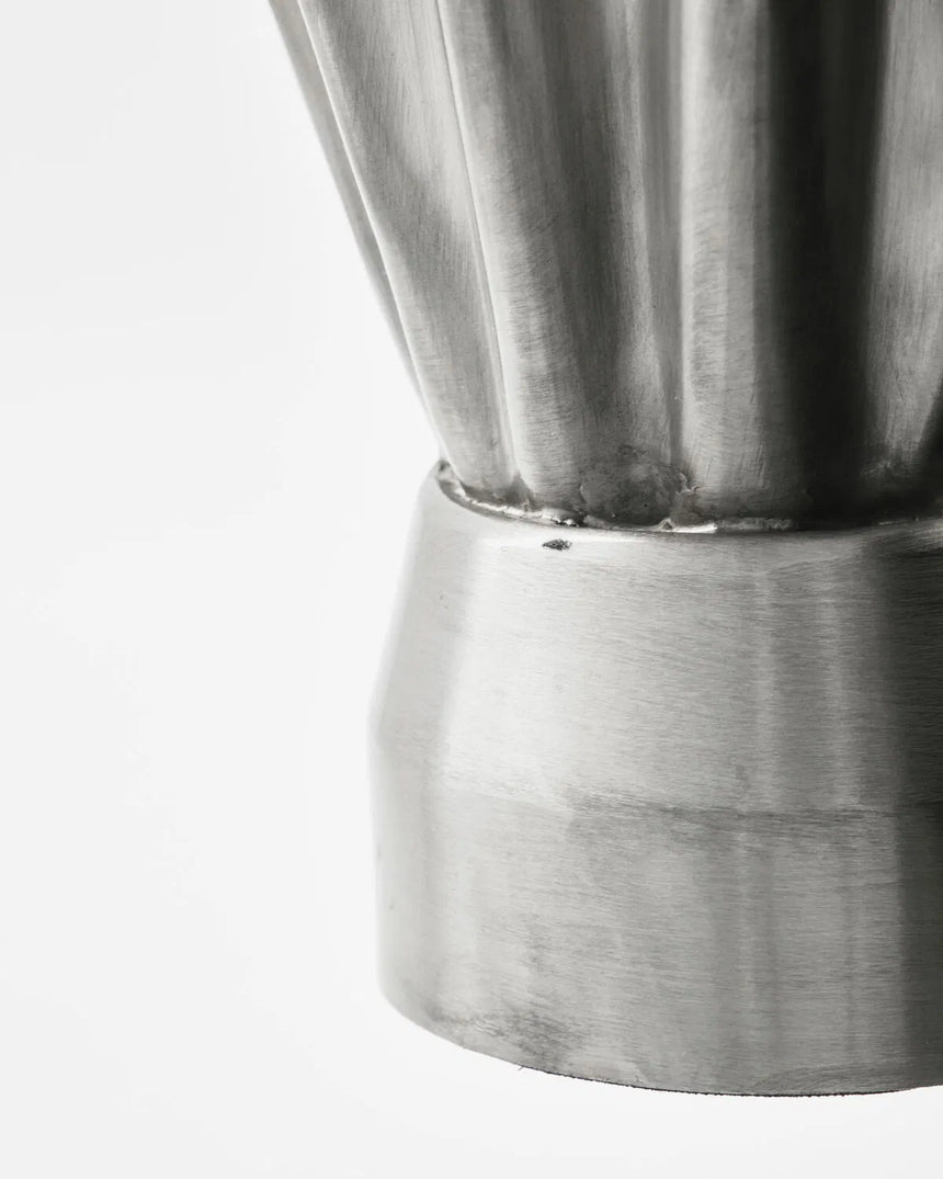 Hohe Wellenvase aus Metall