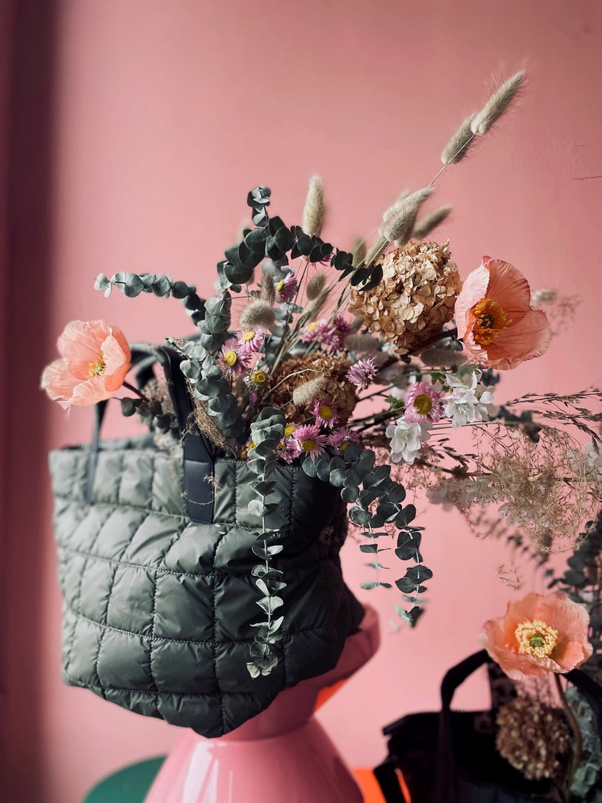 Vee Collective  Porter Tasche mit Trockenblumenstrauß