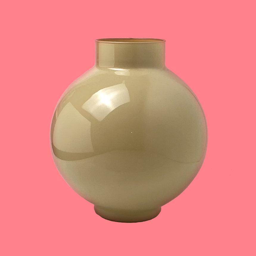 Round vase in caramel